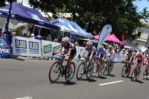 Tiffany Cromwell (Honda) leads Lauren Kitchen (Jayco-AIS) and Jess Allen (Jayco-VIS) at the front of the bunch.