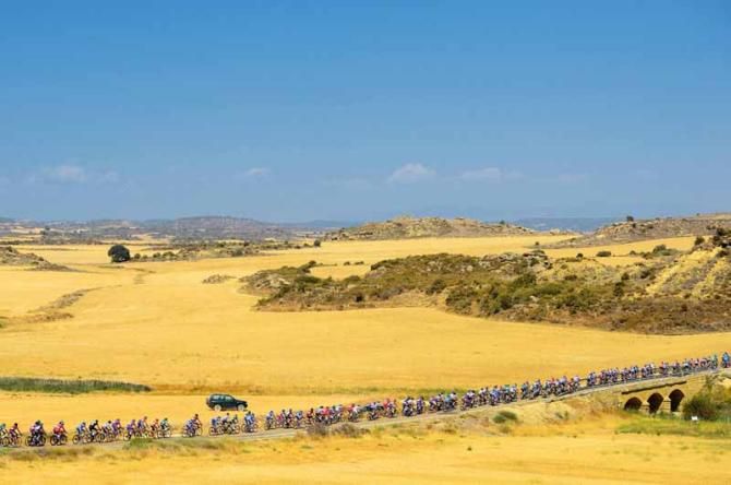 On the road to Jaca at the Vuelta and the peloton have to deal with 40 degree heat