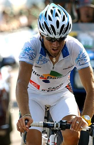 Alejandro Valverde (Caisse d'Epargne) comes in for second