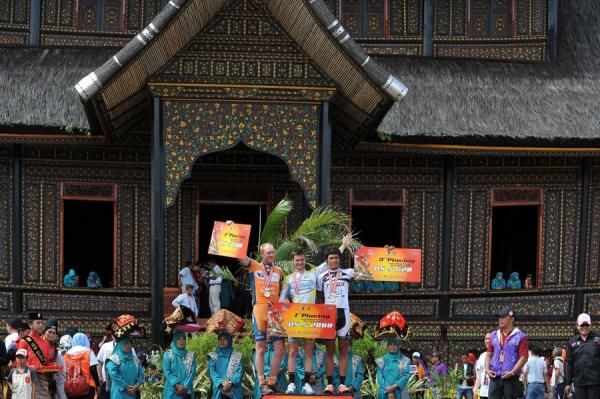 The Stage 3 podium, Joel Pearson (Genesys Wealth Advisers), Oscar Pujol Munoz (Azad University Cross Team), and Mohammad Saufi (Terengganu Cycling Team).