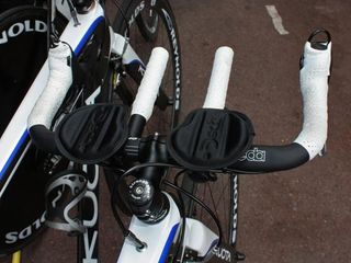 Some of Agritubel's riders ran a rather unusual aero bar setup for Stage 1 with very short and low-mounted straight extensions.