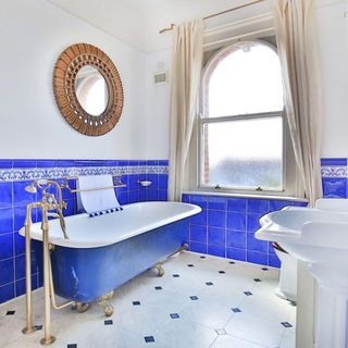 bathroom with bathtub and antique mirror