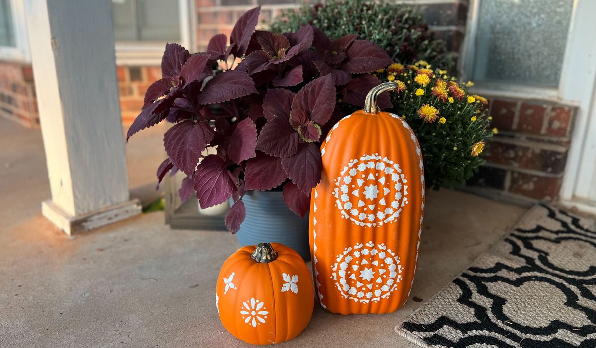 Citrouilles florales au pochoir sans sculpture : un joli bricolage d'automne pour les gourdes, grandes et petites