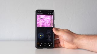 The unistellar app open on a smartphone controlling the evscope 2