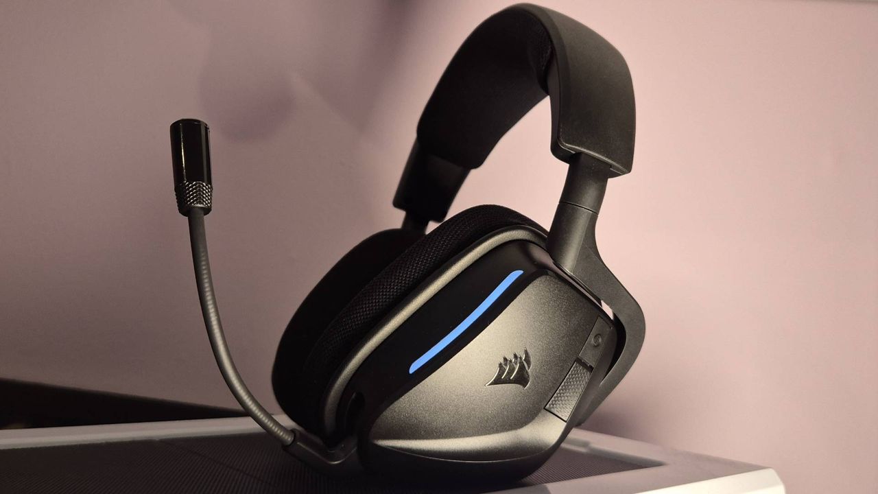Photo of the Corsair Void Wireless V2 wireless gaming headset taken by writer Rosalie Newcombe in a pink and white office.