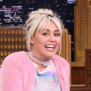 The Miley Cyrus Guide to Growing Out Your Roots Like a Boss