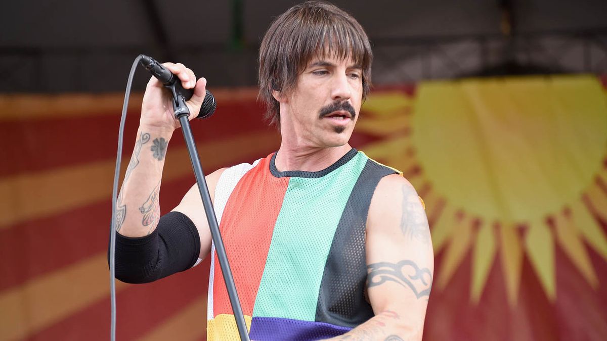 Anthony Kiedis rushed to hospital with 'extreme stomach pain' .