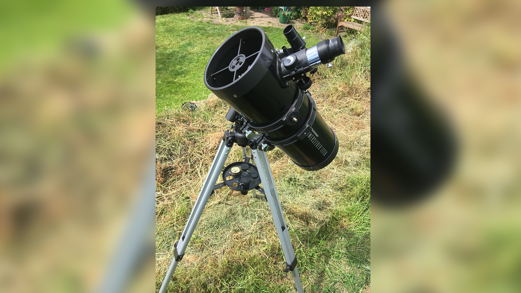 Celestron PowerSeeker 127EQ i jego statyw są zainstalowane na trawniku