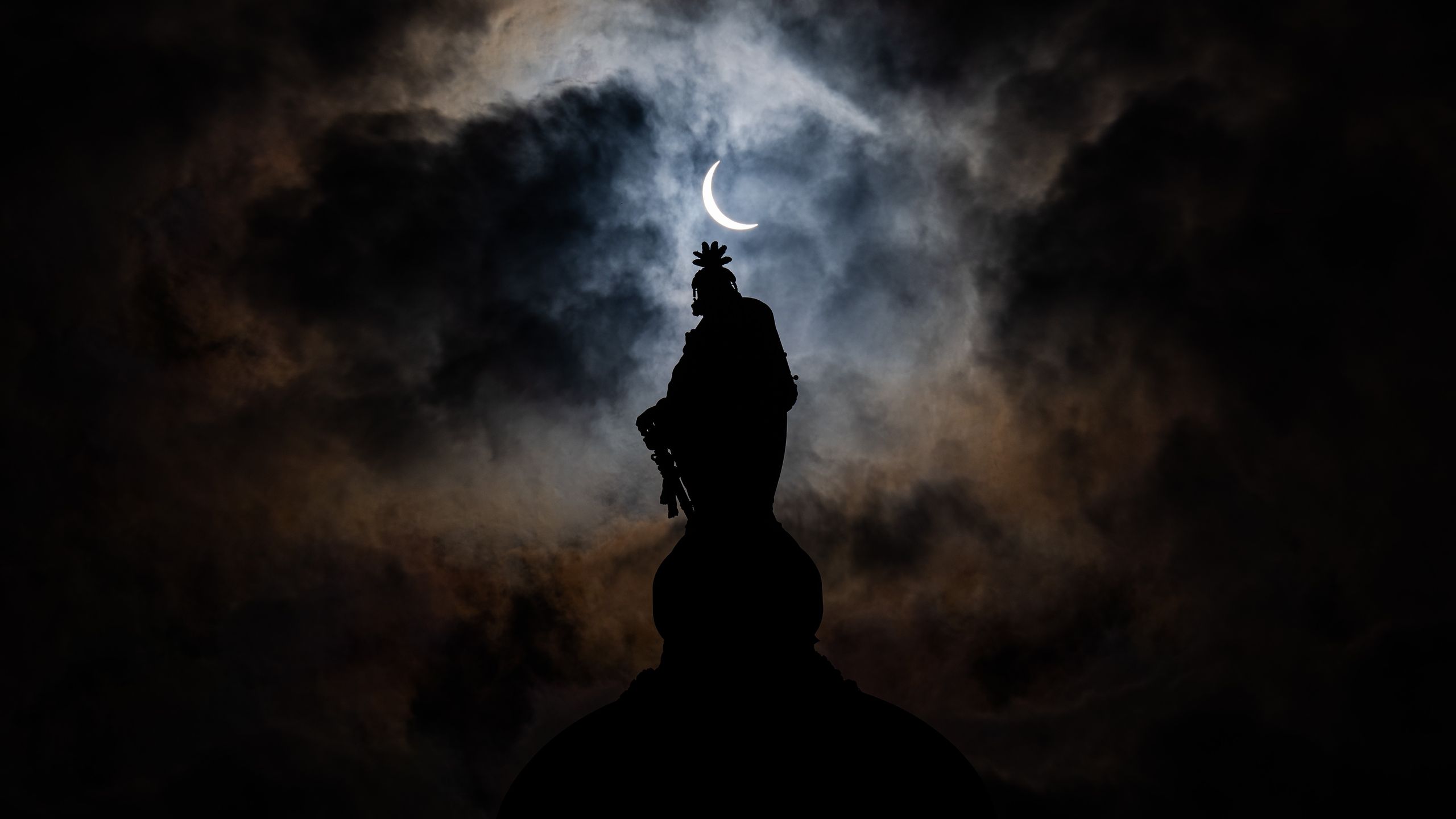 Photo: Livescience The partial solar eclipse seen above the Capitol Building in Washington DC