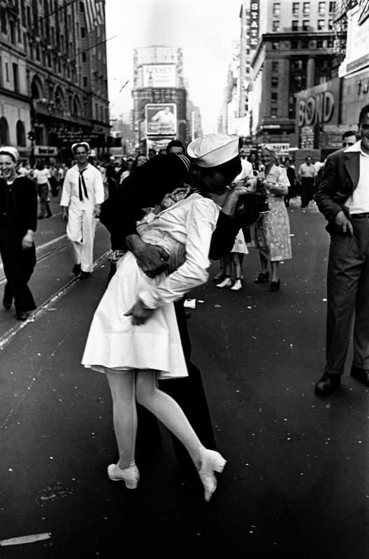 V-J Day &ndash; Alfred Eisenstaedt, 1945 | Leica.com