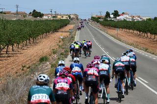 Echelons making the racing hard going for all but the strongest at La Vuelta Feminina