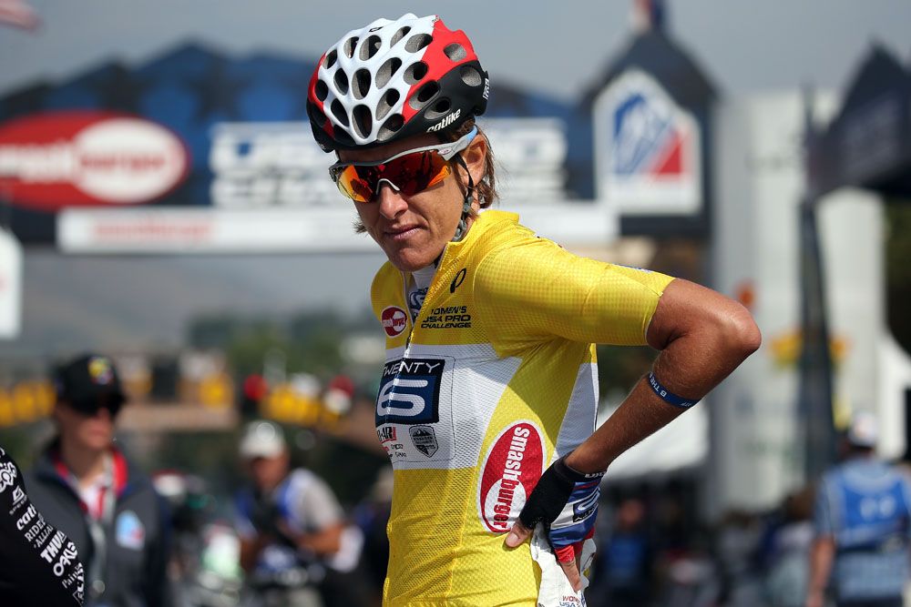Armstrong (Twenty16 Sho-Air) in yellow at the start of stage 3