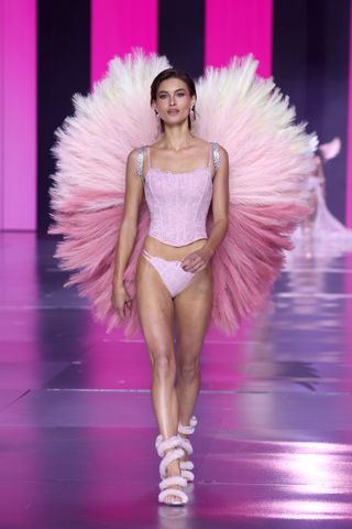 Grace Elizabeth läuft auf der Victoria's Secret Fashion Show 2024