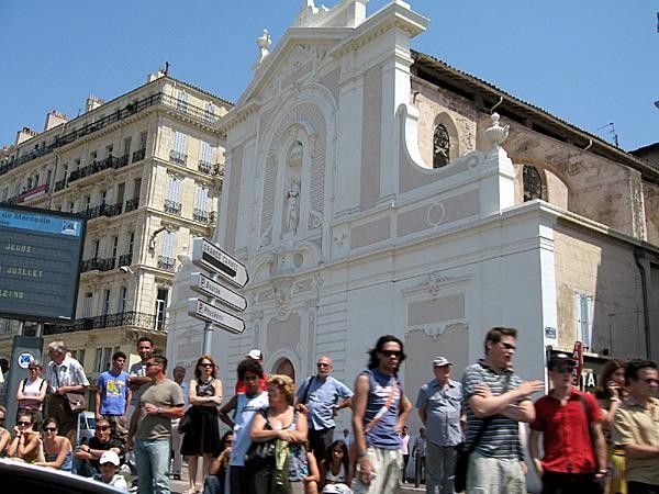 Marseille attractions greet the riders in the first kilometres.