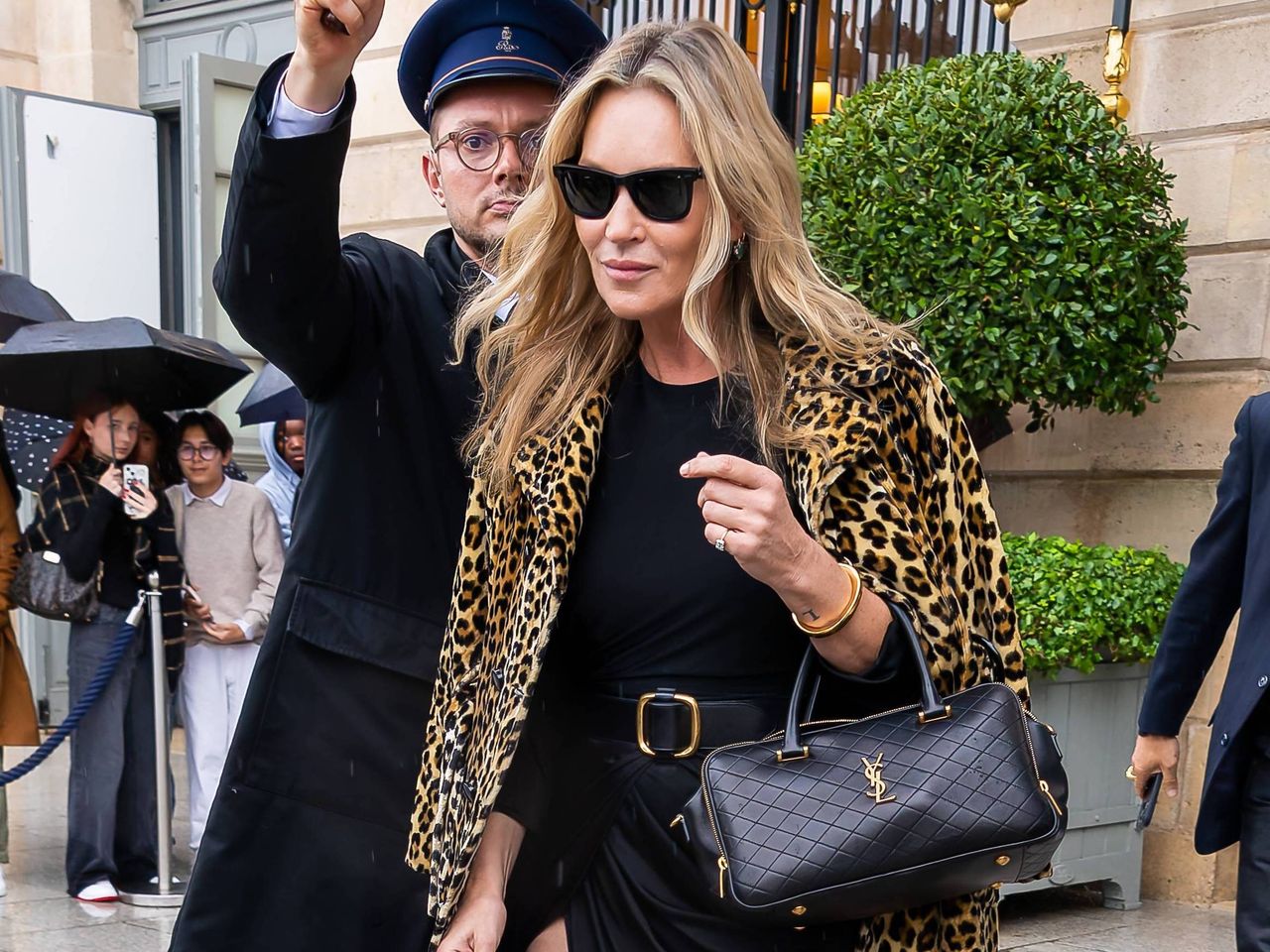 KATE MOSS in Saint Laurent black bag, leopard coat and black outfit