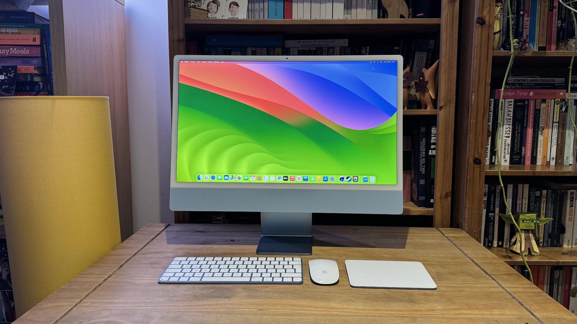 The 2023 M3 iMac on a wooden desk, showing the features of macOS Sonoma