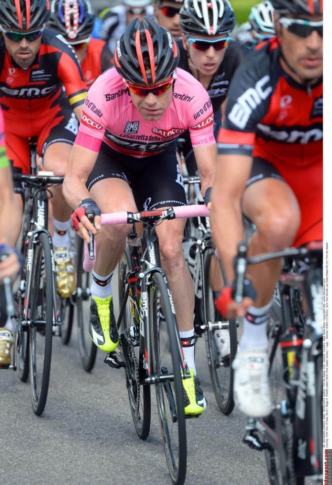 Cadel Evans (BMC) protected by his teammates