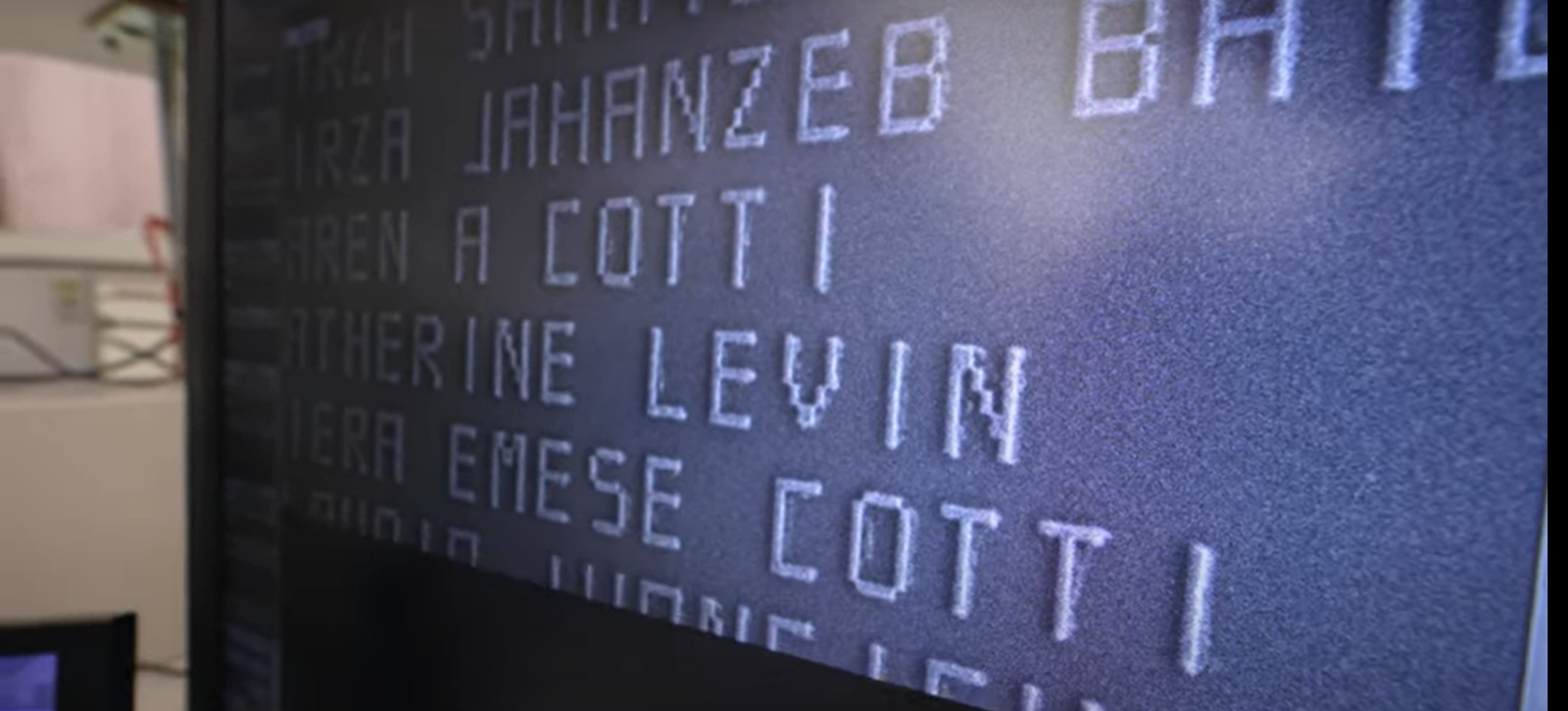 Imagen que muestra varios nombres grabados en microchips para la misión Europa Clipper.
