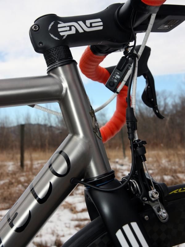 Vuelo Velo has opted for a straight 1 1/8" head tube for its new 8.