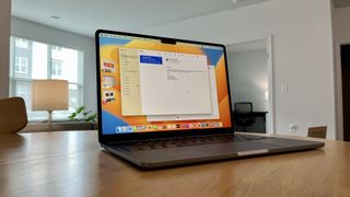   Mail em execução no Stage Manager no macOS Ventura em um MacBook Air com chip M2