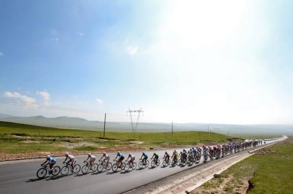 The peleton rode under fine conditions during stage 7.