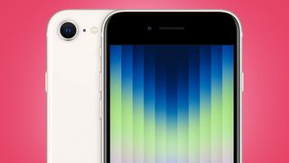 Dos iPhone SE (2022) sobre un fondo rosa