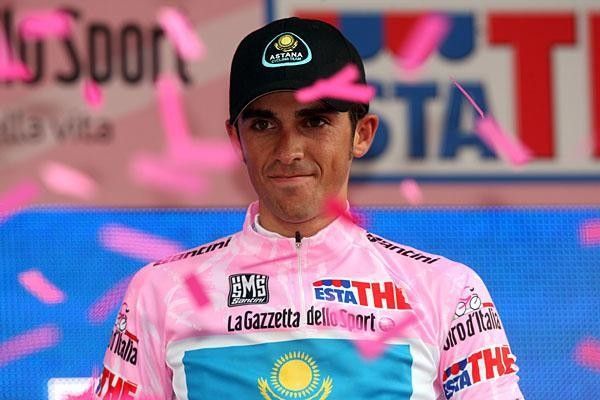 Confetti for the maglia rosa. Alberto Contador.