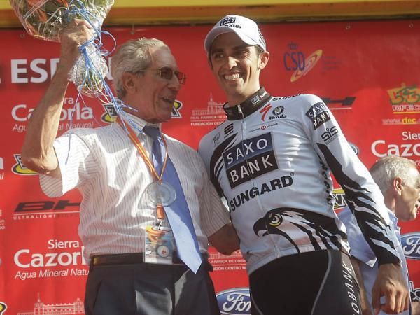 1959 Tour de France champion Federico Bahamontes on the podium with Alberto Contador.