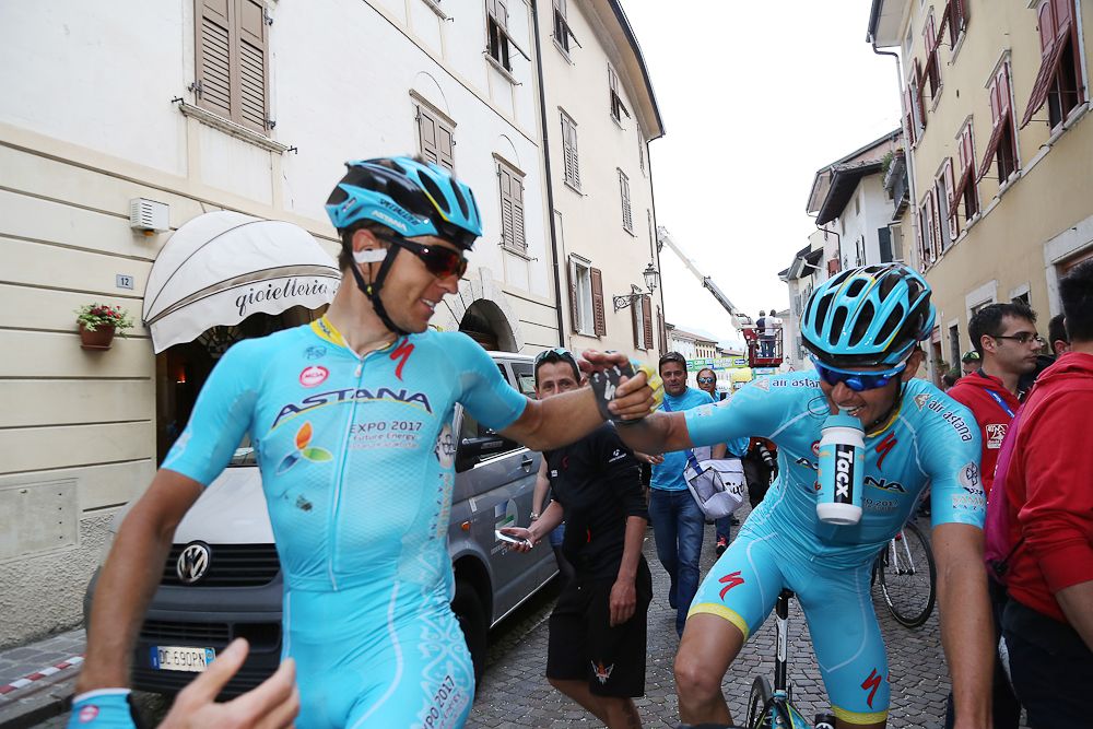 Tanel Kangert celebrates with teammates staff after winning stage 3