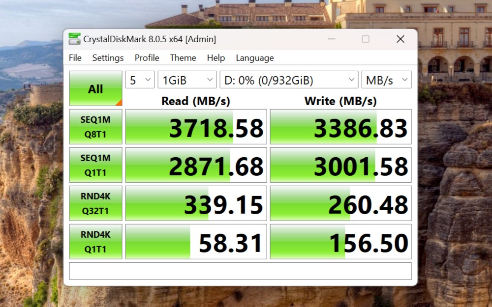 CrystalDiskMark8.05 with the Ugreen 40Gbps M.2 Enclosure