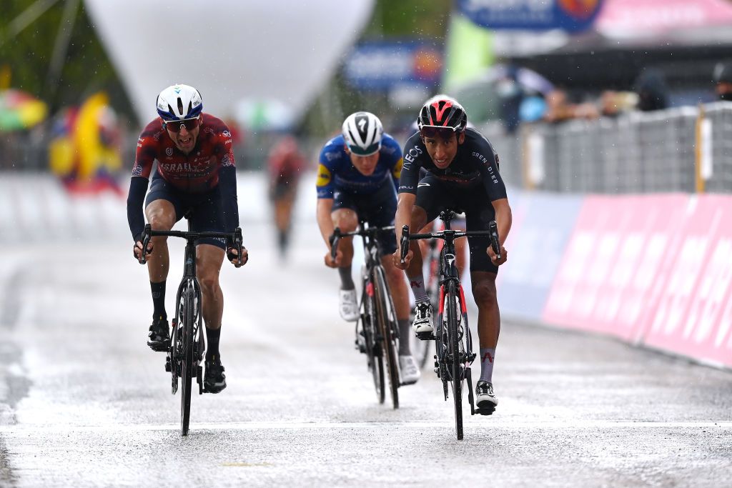 Dan Martin (left) finishes with Egan Bernal in the leading GC group on stage 6 of the 2021 Giro d&#039;Italia