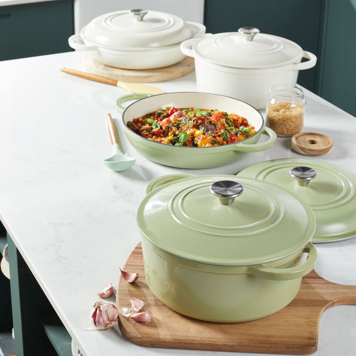 The Aldi Cast Iron Cookware To Rival Le Creuset Comes In Two New Shades ...