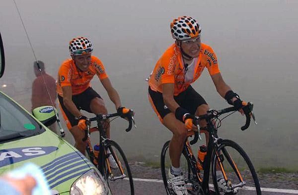 Sammy Sanchez (Euskaltel-Euskadi) gets some help from his team-mate Igor Anton