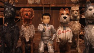 Beste Wes Anderson-film: Fem hunder og en gutt ser mot oss i filmen Isle of Dogs