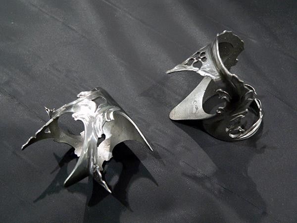 Columbine is renowned for his jewelry-like lugwork, and this is a good example.