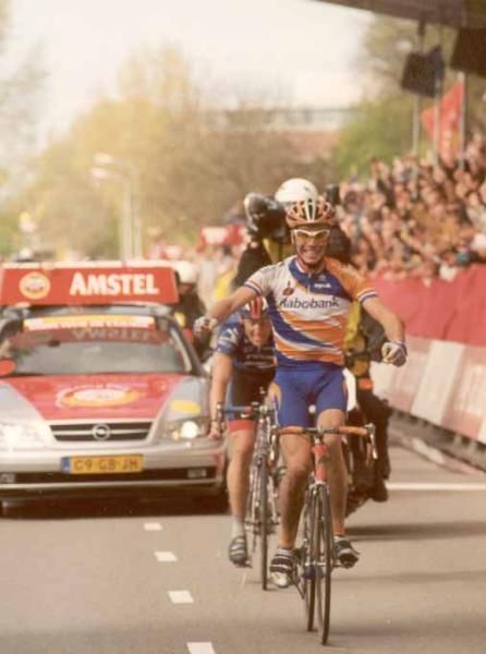 Erik Dekker (Rabobank) wins the 2001 Amstel Gold Race.