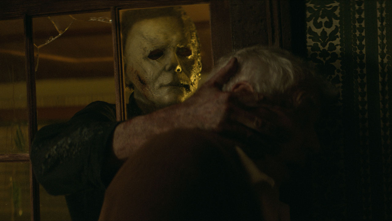 Michael Myers strangles a woman in Halloween Kills