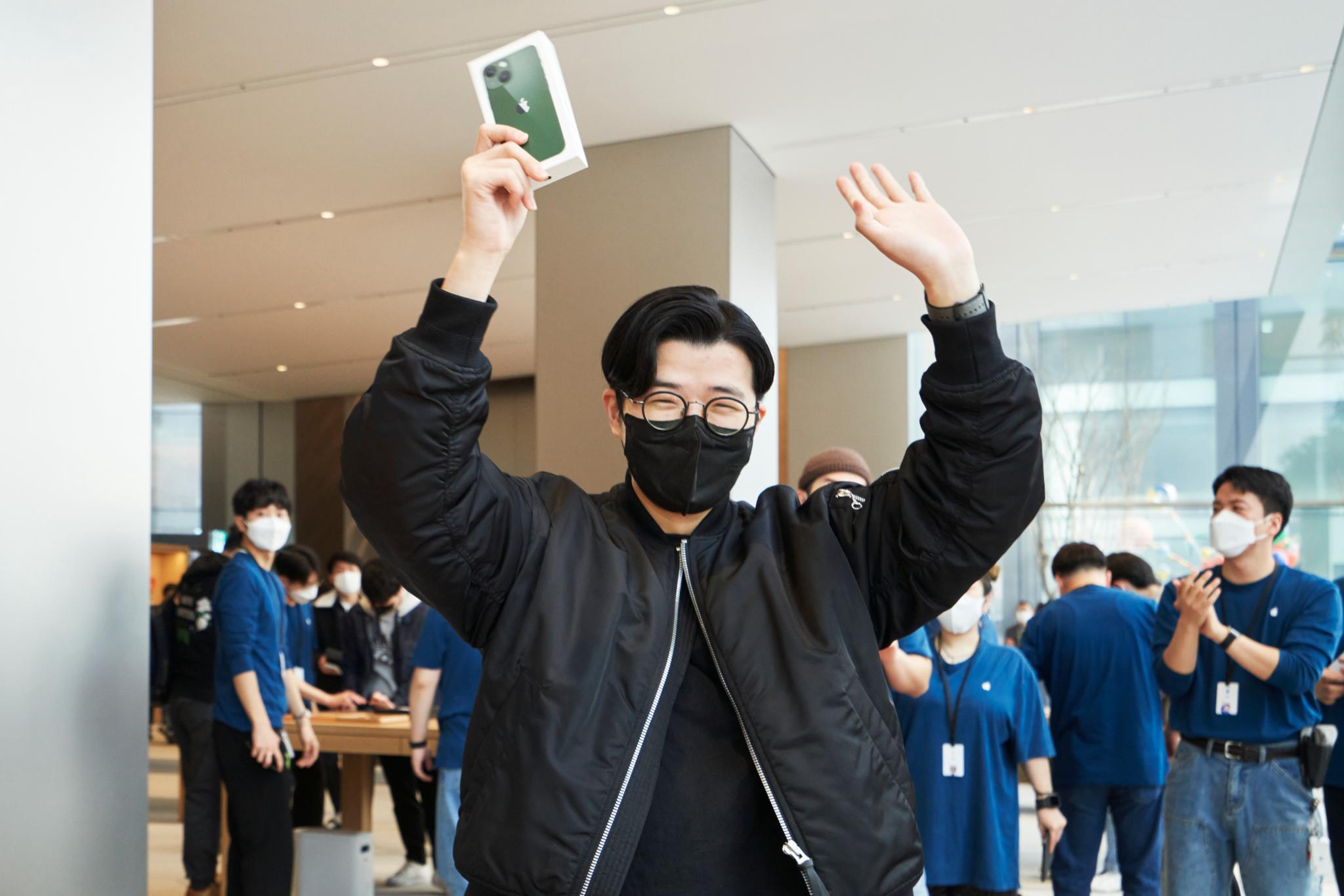 Apple Myeongdong Opening Day Customer With New Iphone