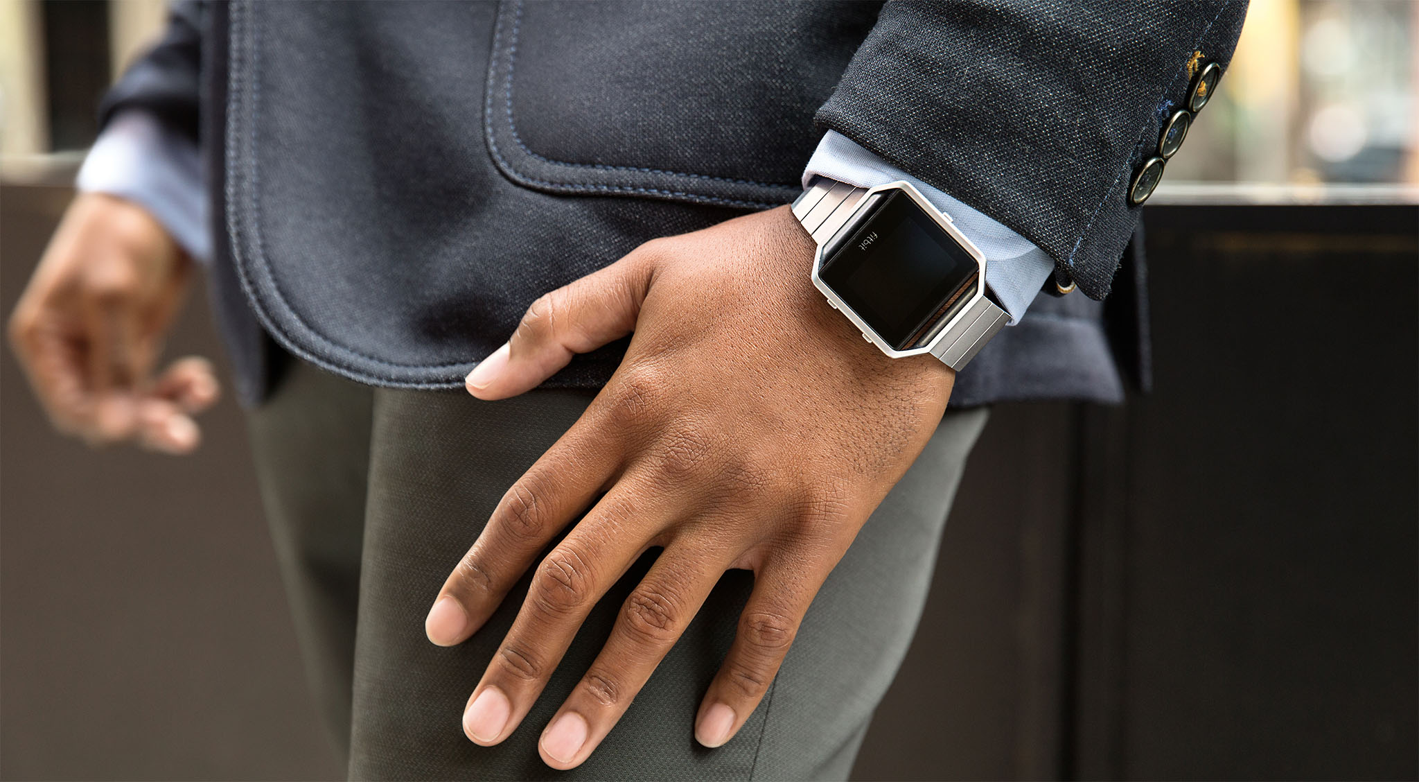 Как правильно надевать часы. Фитбит часы 2021. Умные часы Fitbit. АПЛ вотч на руке мужчины. Часы эпл вотч под костюм.