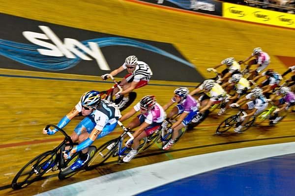 Bradley Wiggins leads out the Devil Scratch to applause.