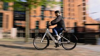 Canyon Precede:ON Comfort 5 being ridden in the city