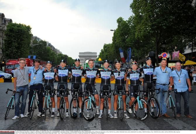 Omega Pharma-Quick Step pose on the Champs-&Eacute;lys&eacute;es