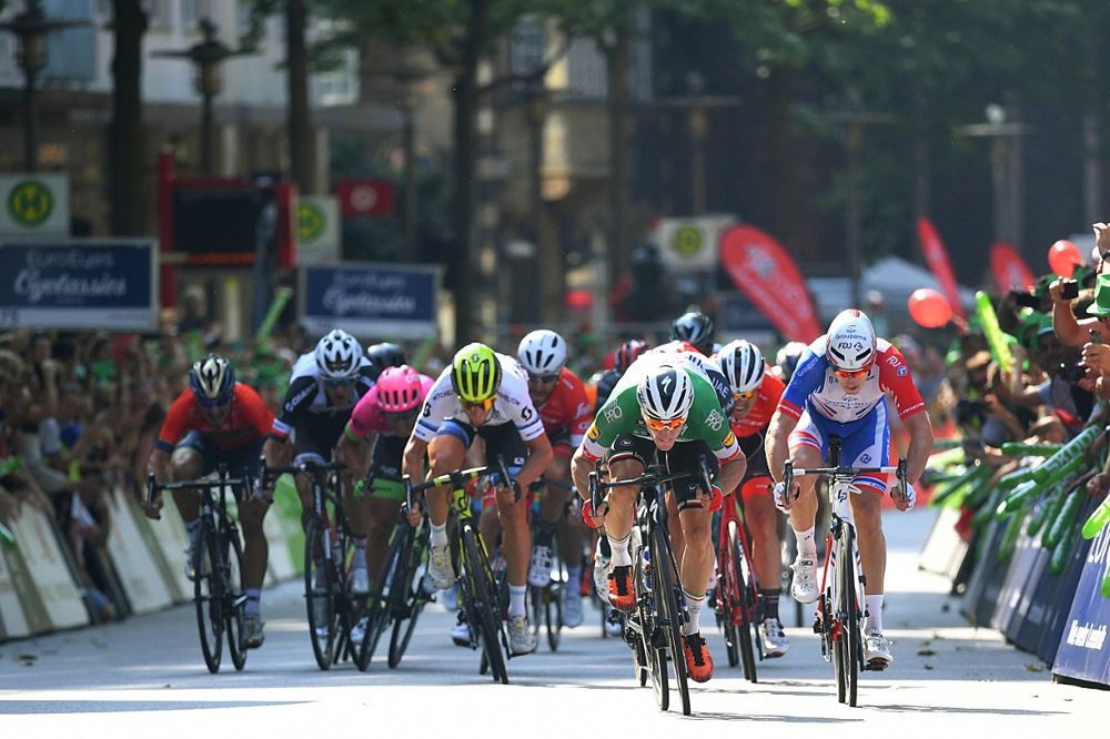 The dash to the line as Elia Viviani (Quick-Step Floors) wins EuroEyes Cyclassics Hamburg