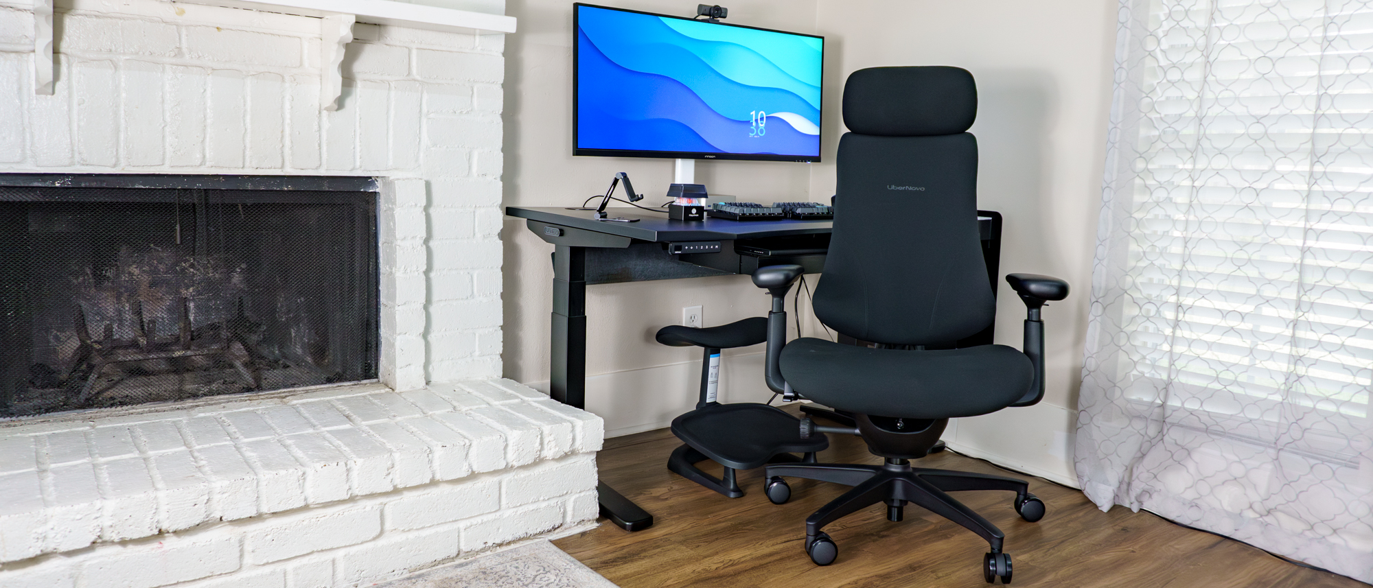 The LiberNovo Omni SE in front of a desk