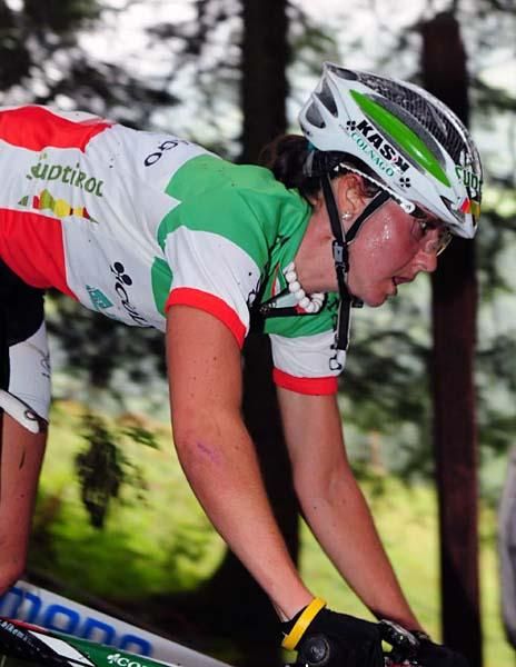 Eva Lechner (Colnago) rides a strong race.