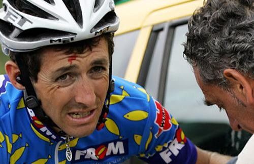 Roberto Heras (Liberty Seguros) grimaces in pain.