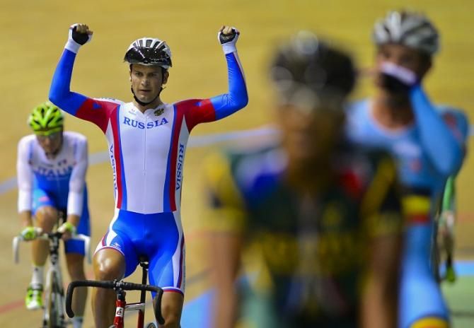 Ivan Kovalev (L) celebrate after obtaining the gold medal in the Men's Scratch race