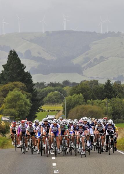 The peloton roll towards the finish.