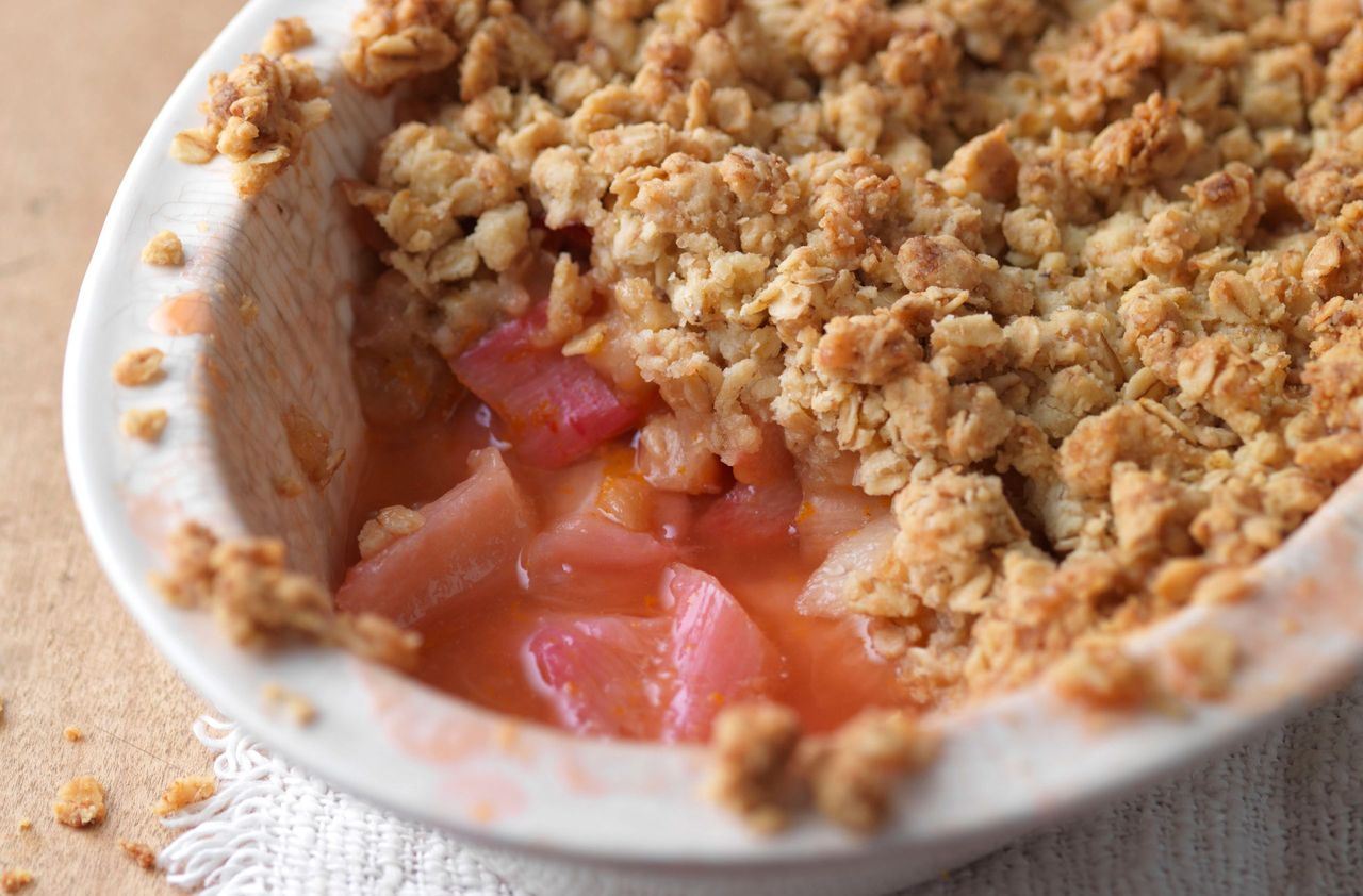 How to make rhubarb crumble