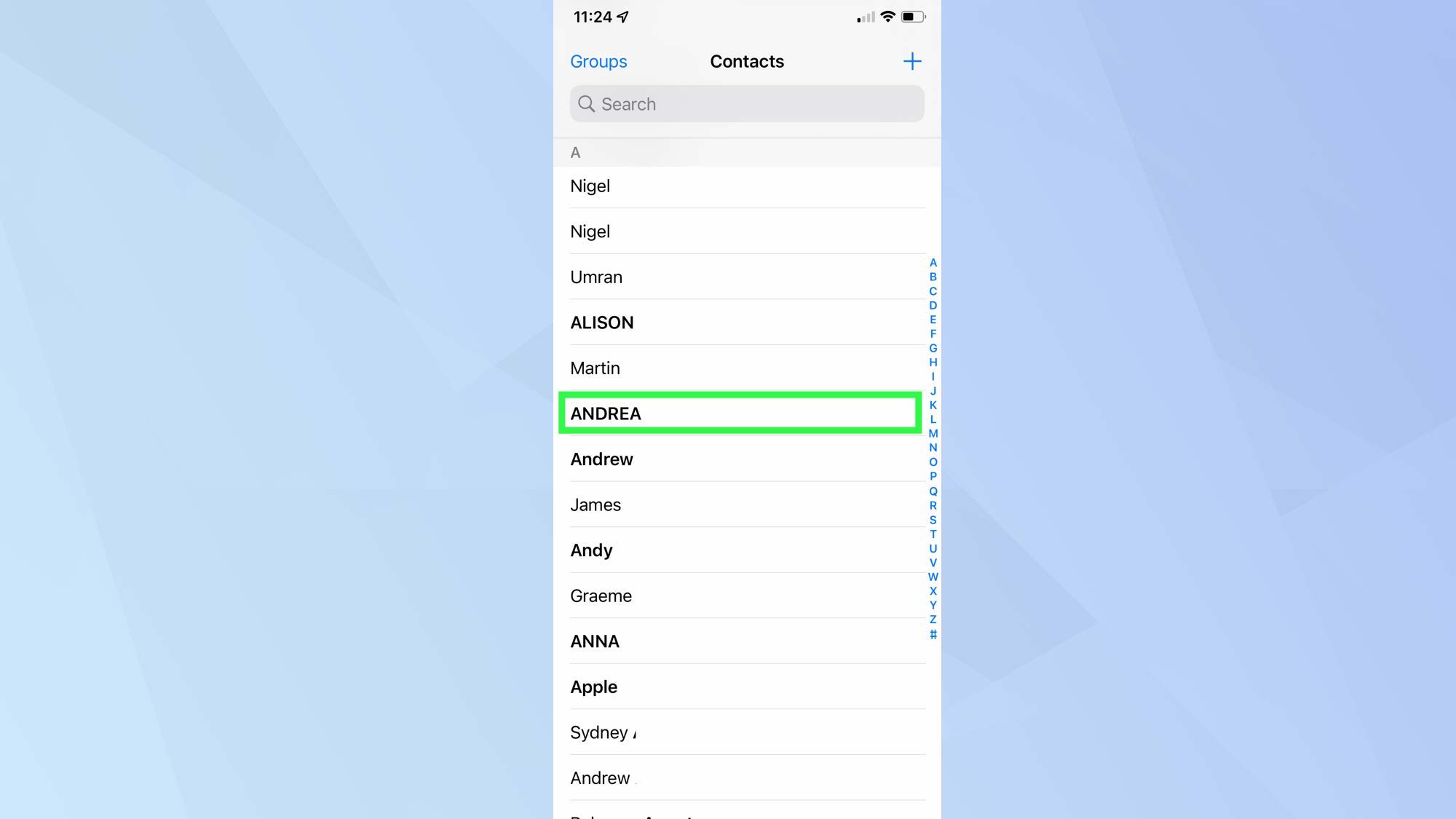 Снимок экрана приложения «Контакты» iOS 15 с выделенным контактом